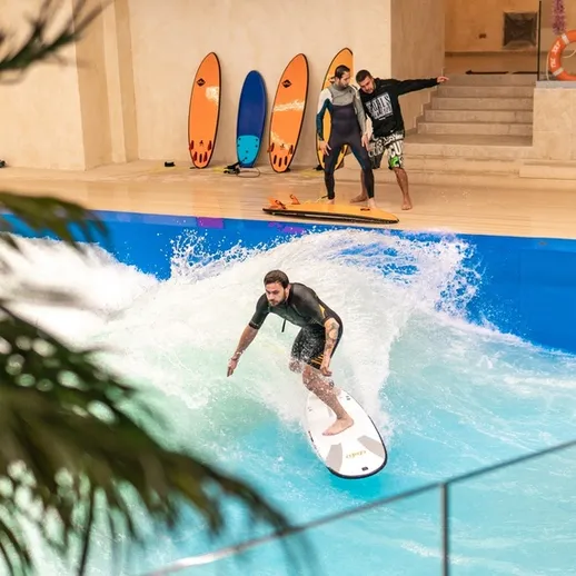 Серфинг на искусственной волне в закрытом бассейне в зимнее время