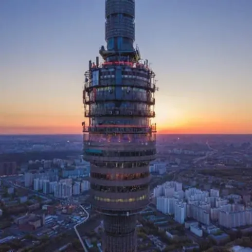 Восход солнца над телевышкой Останкино в Москве со зданиями на переднем плане