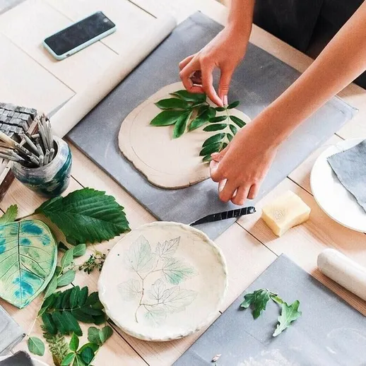 Создание керамических изделий с листьями на мастер-классе по гончарному делу в уютной студии