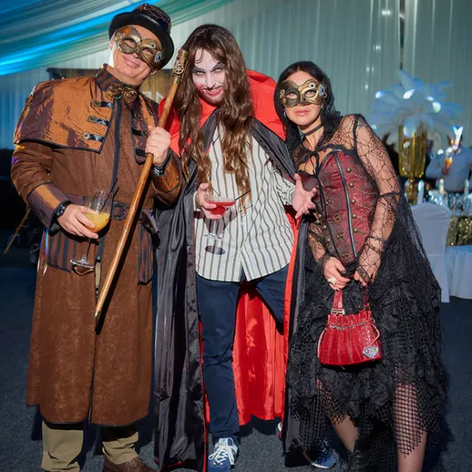 Костюмированная вечеринка с друзьями в масках и тематической одеждой