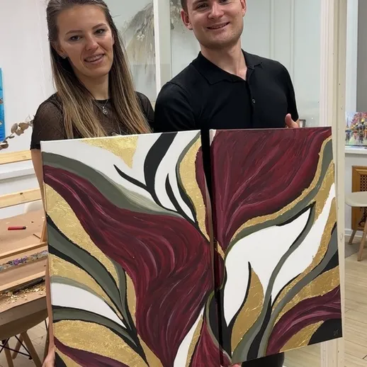 Молодая пара представляет свое произведение искусства в художественной студии во время выставки