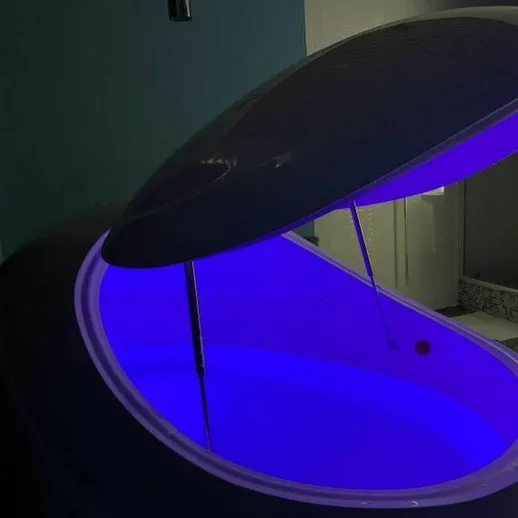 Капсула для расслабления с яркой подсветкой в спа-салоне, созданная для релаксации среди современного дизайна