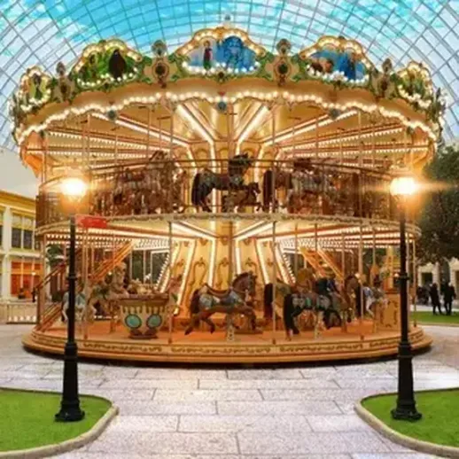 Карусель в торговом центре под стеклянным куполом в вечернее время