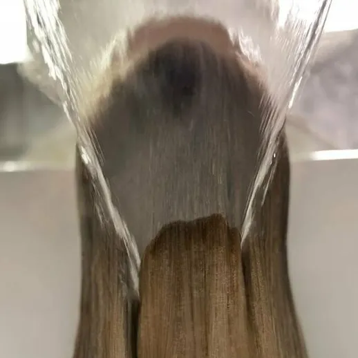 Льющаяся вода, стекающая по деревянной поверхности, создающая эффект текстуры и динамики в интерьере