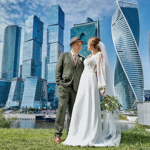 Свадебная фотосессия молодоженов в современном мегаполисе среди небоскребов