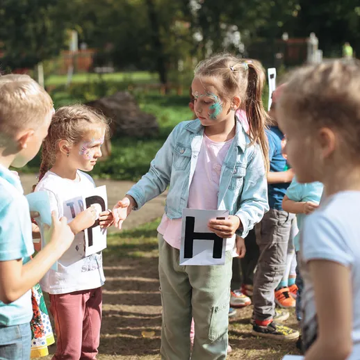 Дети играют в учебную игру на улице в солнечный день