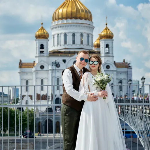 Свадебная церемония в Москве возле Храма Христа Спасителя в солнечный день