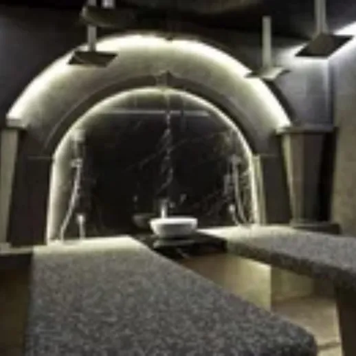 Современный интерьер с водной стеной и мраморной отделкой в уютном кафе на вечер