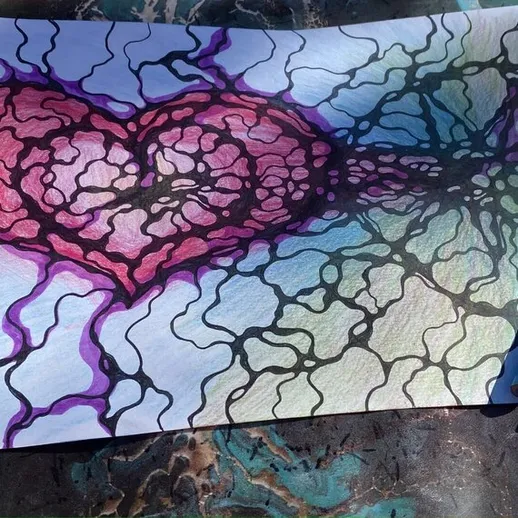 Красивое сердце с абстрактным узором, нарисованное цветными карандашами на бумаге