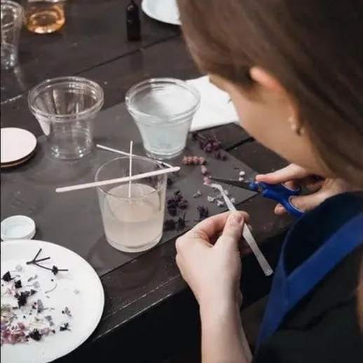 Создание ароматических свечей на мастер-классе в уютной студии