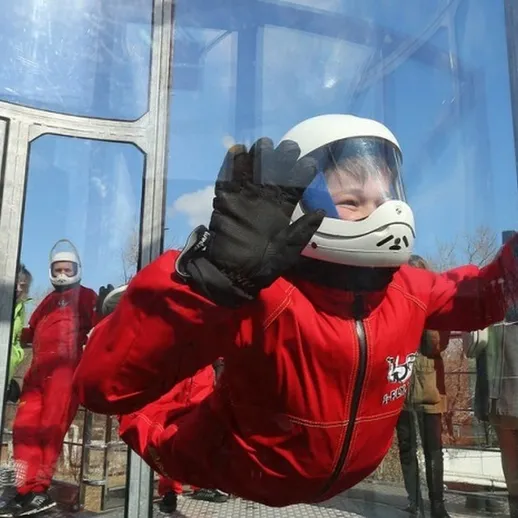 Детская аттракция с полетом в аэродинамической трубе на открытом воздухе в Москве