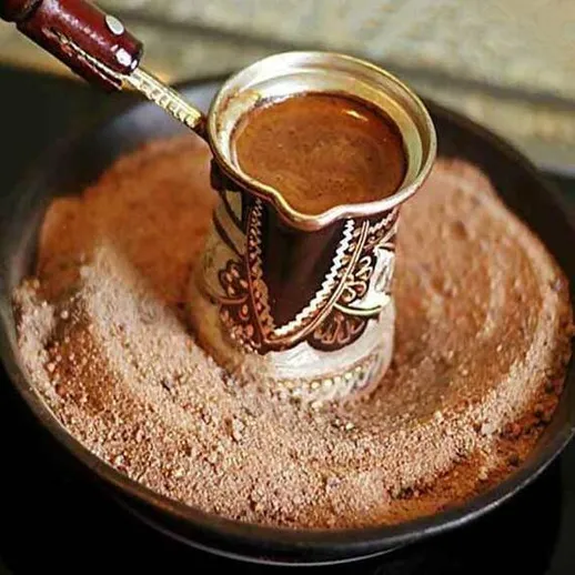 Приготовление турецкого кофе на песке в духовке в уютной обстановке