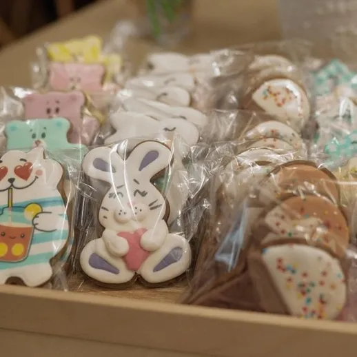 Милая выставка печенья в кондитерской, ассорти с мультяшными героями и яркими цветами на столе