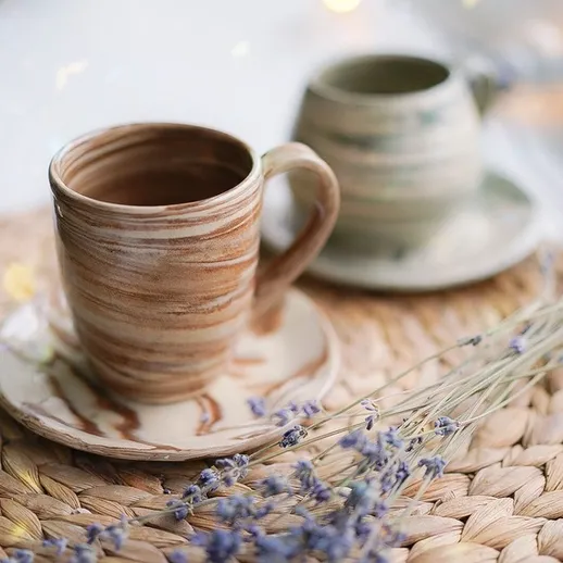 Уютное утро с кружками кофе и лаванды на подставке из плетеной соломы