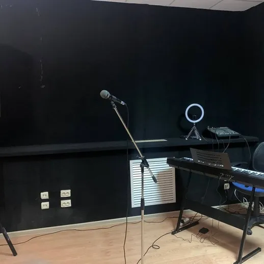 Звукоизолированное помещение с клавишным инструментом и микрофоном для репетиций