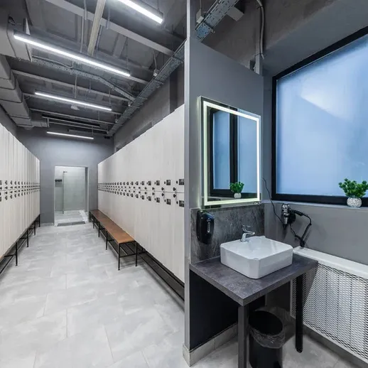 Спортивный зал с раздевалкой и умывальником в современном здании