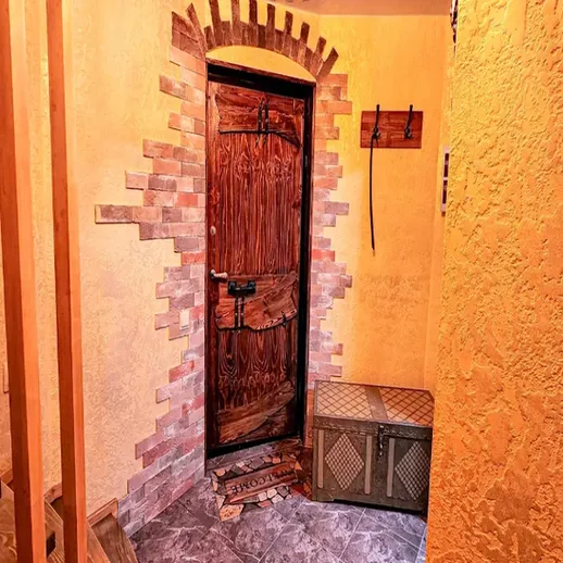 Деревянная дверь с古爱的 кирпичной отделкой в уютном коридоре загородного дома