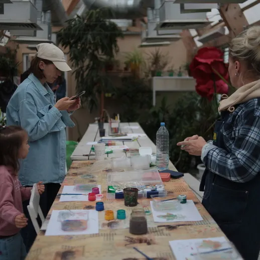 Создание художественных работ в теплице с растениями и детьми