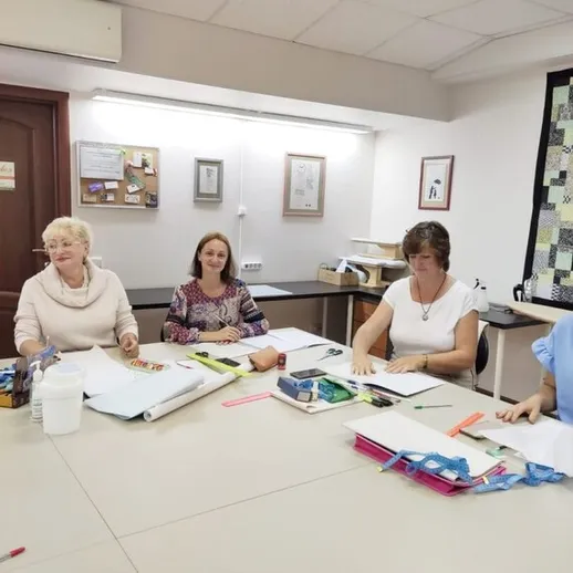 Женщины обсуждают этапы творчества и планирования на встрече в уютном офисе