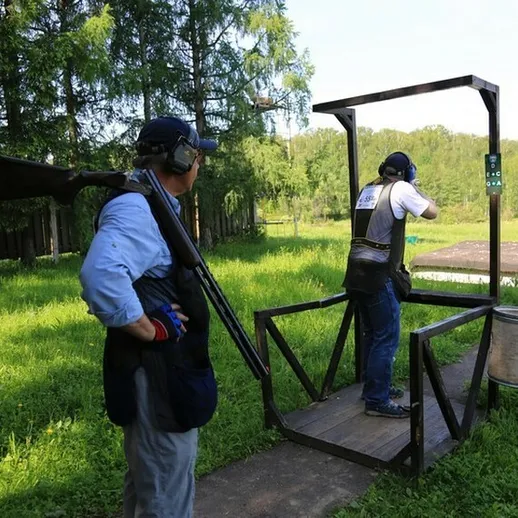 Стрельба по мишеням на стрельбище в лесу в солнечный день