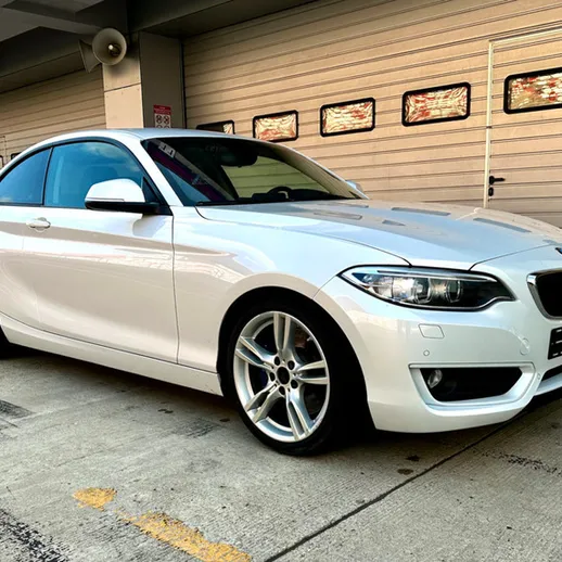 Белый спортивный автомобиль на парковке в солнечный день с элегантным дизайном и современными линиями