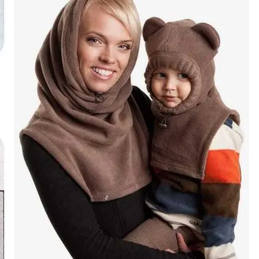 Мать с ребенком в теплой одежде на фоне светлого фона