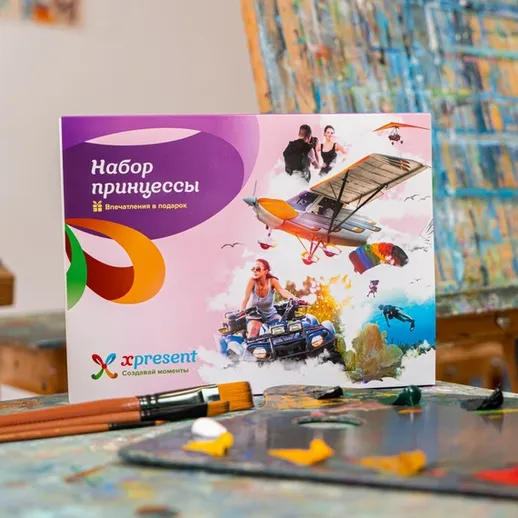 Набор для творчества на столе художника с красками и холстом в студии в центре города