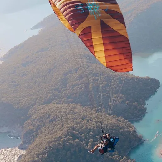 Парапланеризм над красивым ландшафтом в солнечный день на тропическом острове