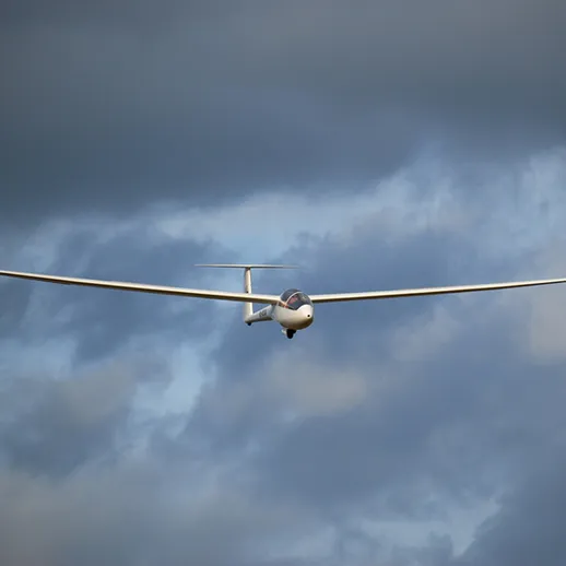 Солнечный летний день, планер soaring через облака над землей