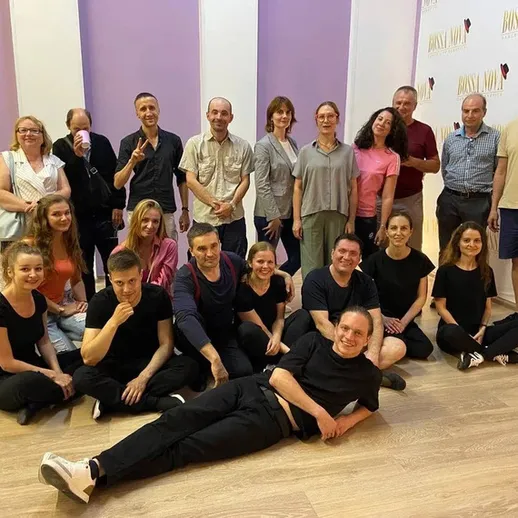 Группа людей на танцевальном занятии в студии танцев в летний вечер