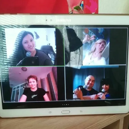 Виртуальная встреча друзей в уютной обстановке во время пандемии