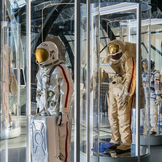 Выставка космических костюмов в научном центре, посвященная исследованию космоса и его истории