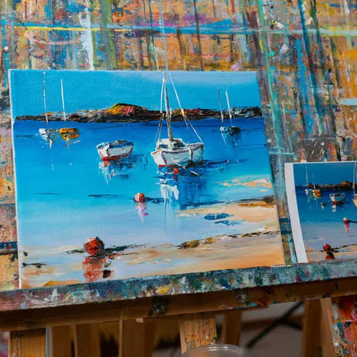 Январская живопись на холсте с изображением лодок на ярком голубом море и золотистом песке в мастерской художника