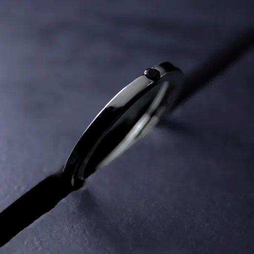 Часы на столе с мягким светом, создающим атмосферу спокойствия в вечернее время