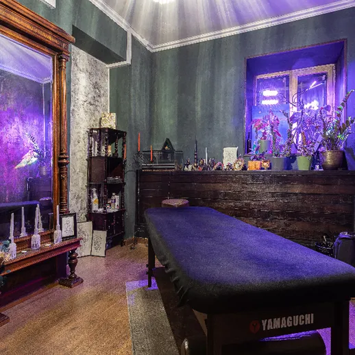 Кабинет для массажа в уютном интерьере с зеркалом и растениями в вечернем освещении