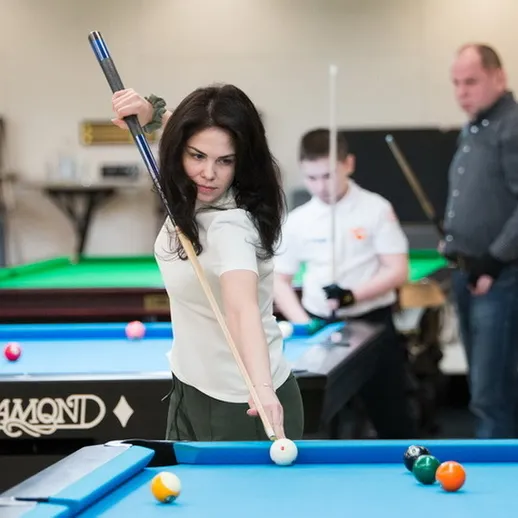 Женщина играет в бильярд в клубе с профессиональными игроками,16:00, спортивное соревнование