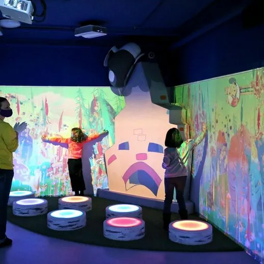 Лабиринт виртуальной реальности с интерактивными проекциями и участниками на мероприятии в Москве