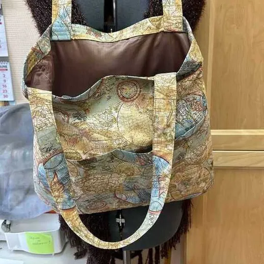 Сумка с картой в винтажном стиле на манекене в мастерской