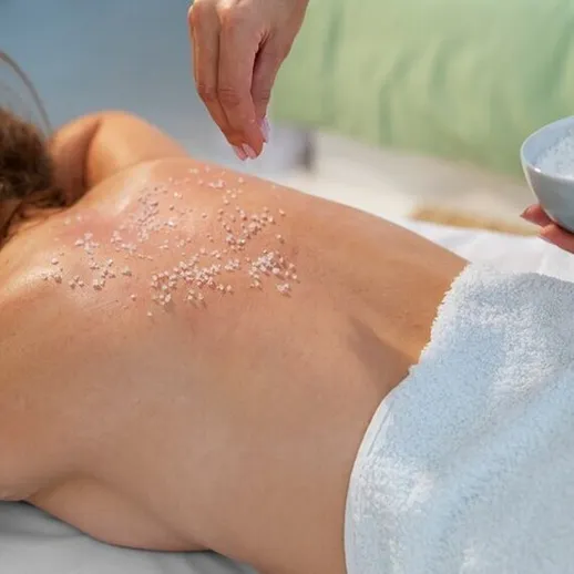 Расслабляющий массаж с солью в спа-салоне, идеальный для восстановления и релаксации в спокойной обстановке