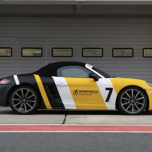 Спортивный кабриолет на трассе, готовящийся к заезду в престижном автоспортивном соревновании