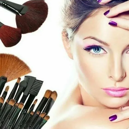 Макияж с косметическими кистями и яркими губами на женщине с красивыми глазами