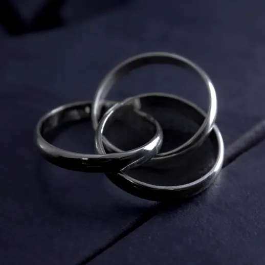 Инновационные горшки для растений в виде человеческих лиц на деревянном столе в уютном помещении