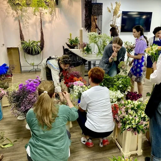 Мастер-класс по флористике в цветочной студии с участниками и букетами