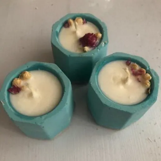 Три керамических чашки с десертами из крема и орехов на белом фоне в уютном интерьере