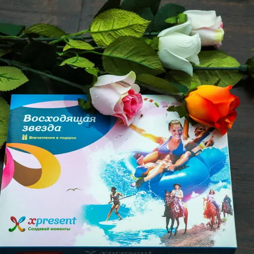 Подарочная упаковка с изображением водных видов спорта и цветов на столе