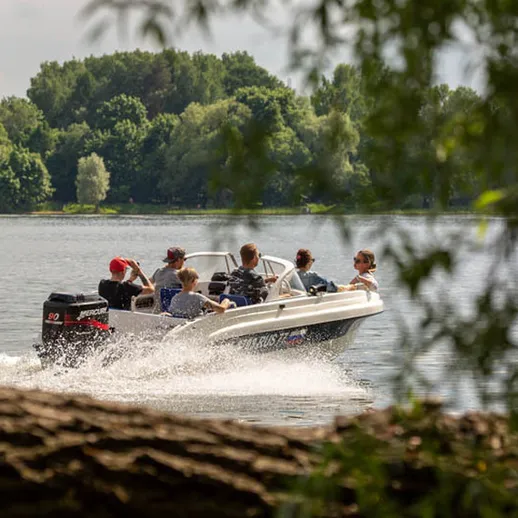 Летний день на озере с компанией друзей на моторной лодке