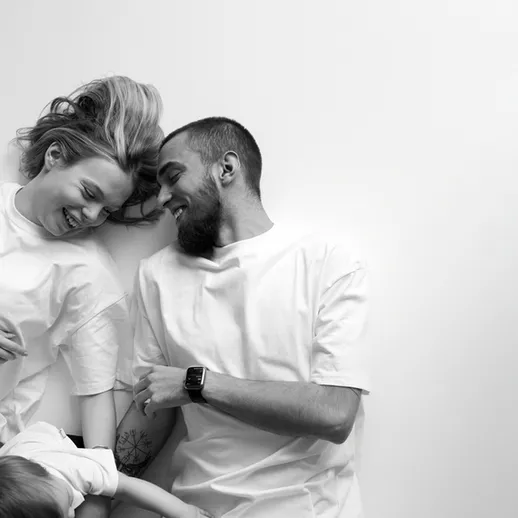 Семейный портрет с ребёнком на полу в расслабленной обстановке