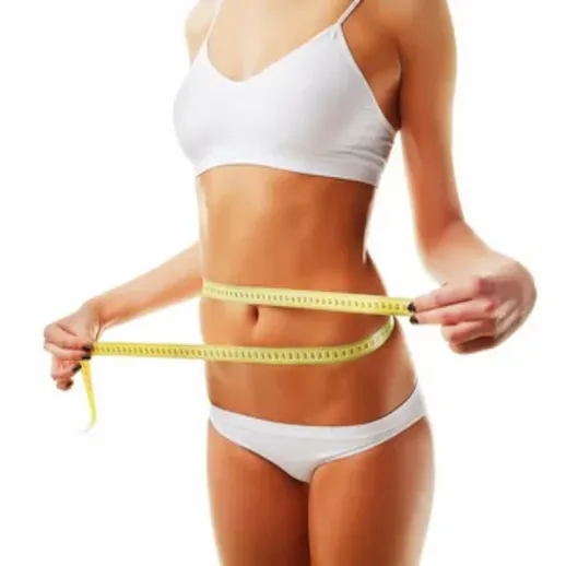 Женщина измеряет талию сантиметровой лентой в светлом нижнем белье, демонстрируя свою фигуру и стремление к здоровью