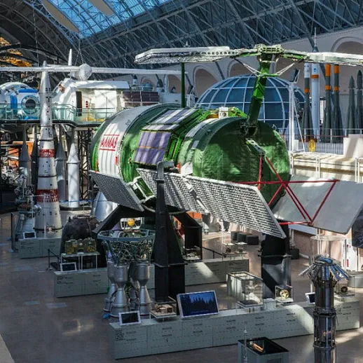 Экспозиция космических технологий в музейном центре, представленная в ярком свете дневного времени