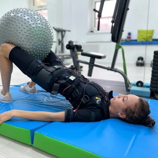 Изометрическая тренировка с фитнес-мячом в спортивном зале на тренировочной площадке